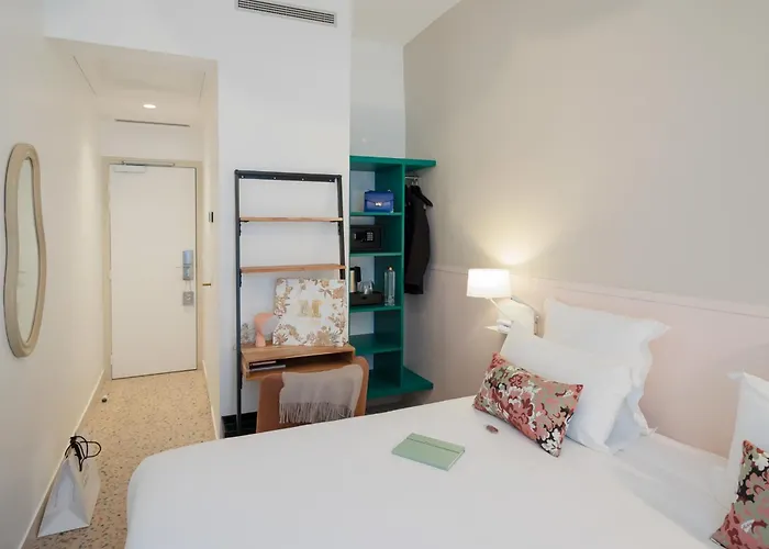 Trendy Canettes Hotel Paris